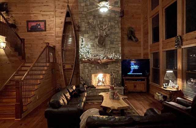 Rustic Retreat on Lake Lanier. 10 Minutes from Gainesville, Georgia.