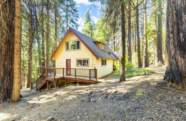 Rustic retreat with stunning mountain views - deck, WiFi, woodstove, & W/D