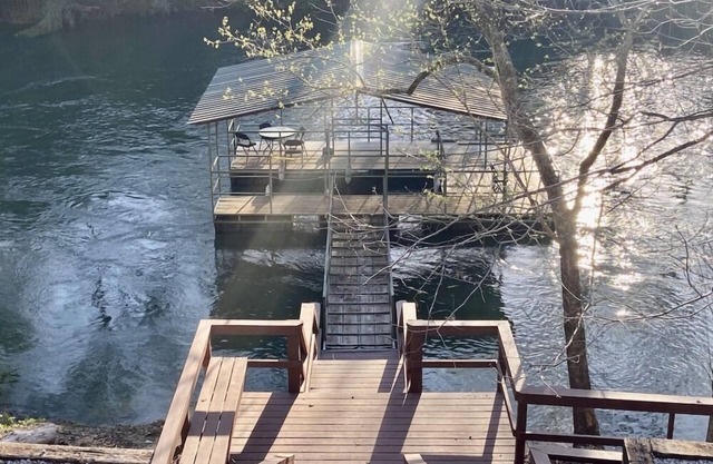 Rustic River Cabin: Your Slice of Heaven