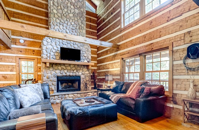 Rustic secluded cabin with fireplace, deck, firepit, grill, mtn views - dogs OK