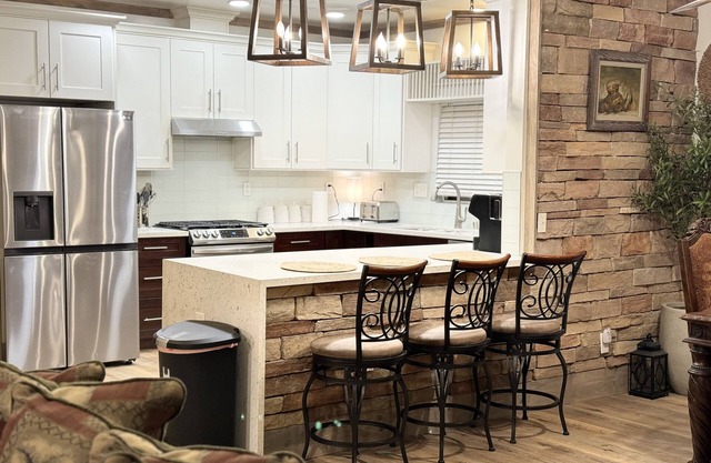 Rustic Solitude 5Bdr/4Bth/2940 sqft Luxury Lodge