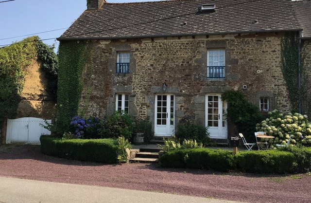 Rustic Stone house in rural Brittany, sleeps up to 11, with pool & garden.