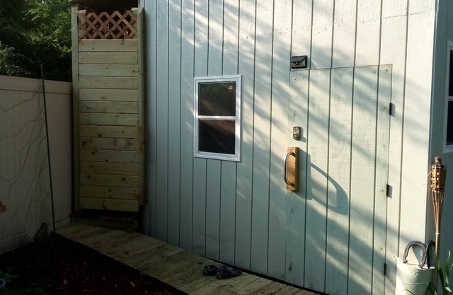 Rustic treehouse, unique house forts, two houses, 1 Queen/1 futon/1 full/1 air