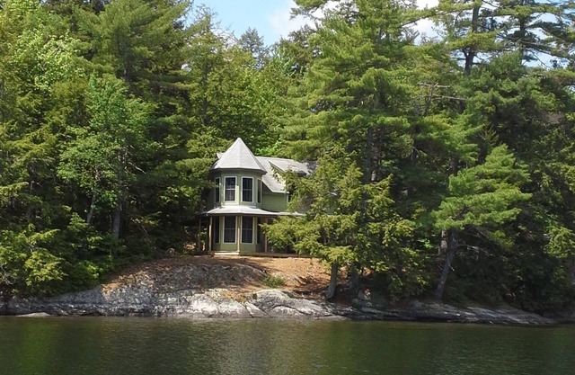 Rustic Victorian Lakefront cottage