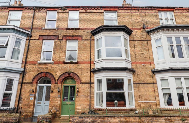 RUTLAND GRANGE, pet friendly, country holiday cottage in Filey