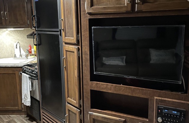 RV in foothills located near stores. Smoking area with fire pit provided.