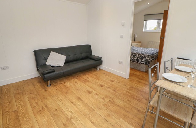 RYEDALE POD, pet friendly, character holiday cottage in Hutton Rudby