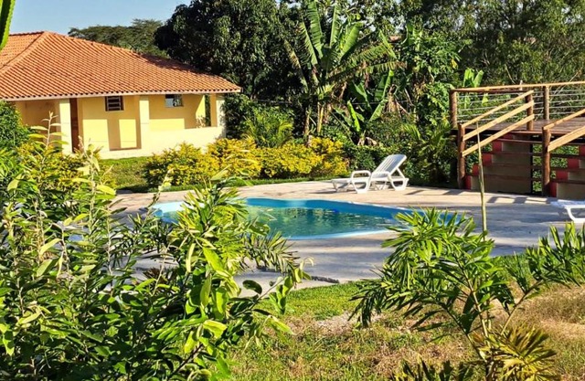 Sítio à beira do Rio para pescaria, churrasqueira e piscina