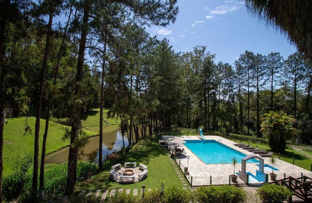 Sítio com piscina, área arborizada e lazer