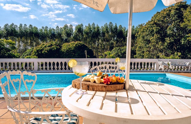 Sítio com piscina e lagoa particular