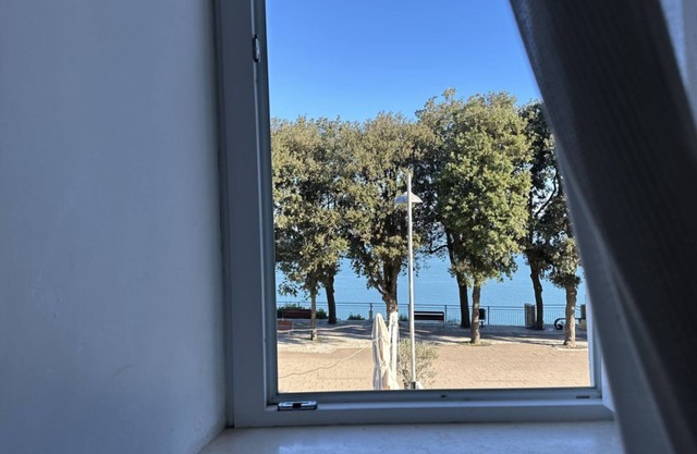 S035 - Sirolo, three-room apartment in the square with sea view