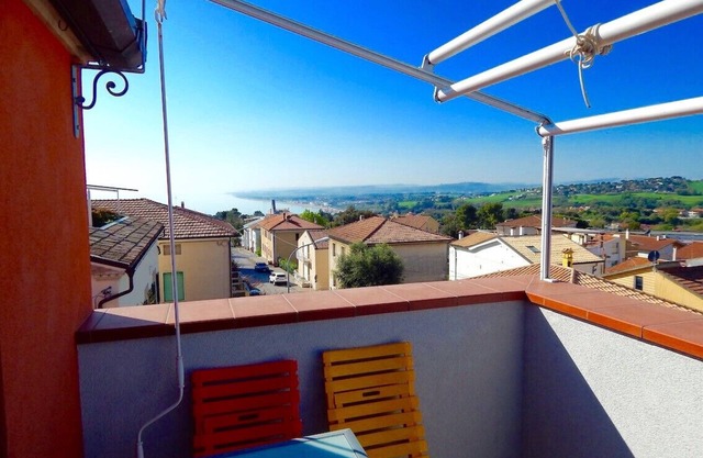 S143 - Sirolo, delightful attic with sea view