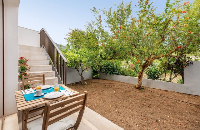 SA LLIMONERA - Charming town house with patio and garden Free WiFi