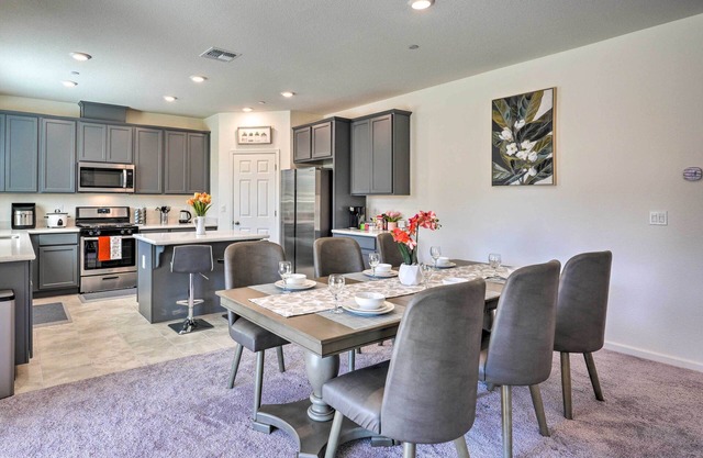 Sacramento Retreat w/Yard ~ 13 Mi to Dtwn!