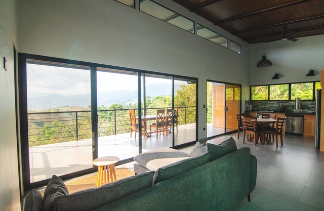 Safe, comfortable, peaceful and quiet, spectacular view, 7min from main road.