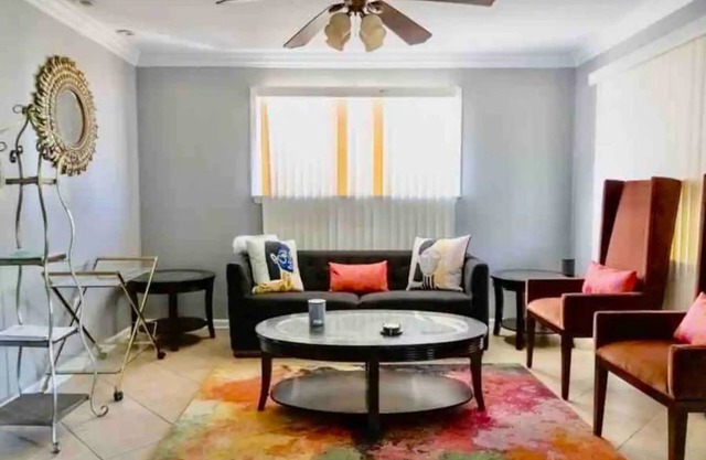 Safe, quiet,comfy single family home cl , 10 min drive to downtown