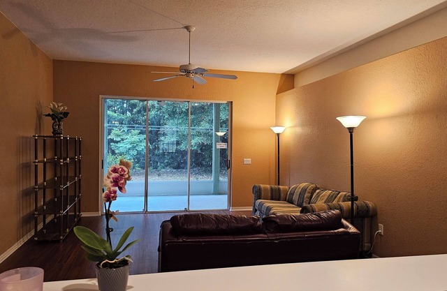 Safe, quiet, spacious, clean, 15 min from parks eating entertainment hospitals.