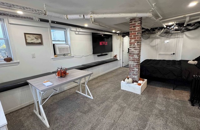 Salem Cozy Lower-Lever Suite