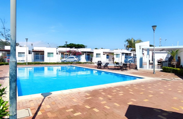 Salinas - Villa with patio - Private urbanization with security, near the boardwalk, WiFi.