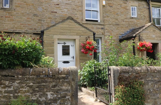 SALLY'S COTTAGE, character holiday cottage in Carleton-In-Craven