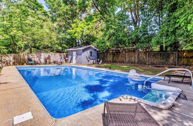 Salt water pool, Whole house, 3/2, sleeps 8,1 pet