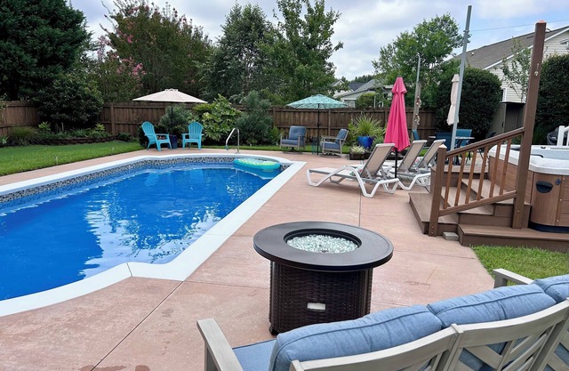 Saltwater Pool-Hottub-4 BR 3 BA-King beds-7 miles to the Beach!