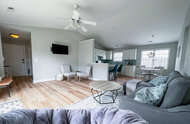 Salty Paws - Newly Renovated & Dog Friendly!