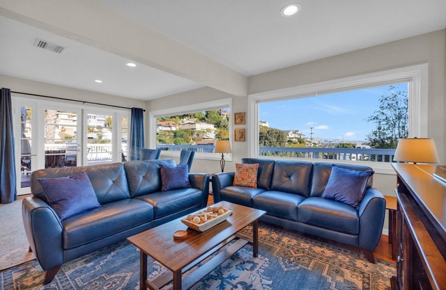 San Diego 2BD with Downtown Views, Deck & BBQ!