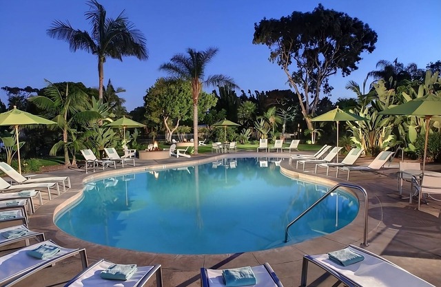 San Diego's Best! Unit w/Kitchen, Outdoor Pool, Steps from the Beach!