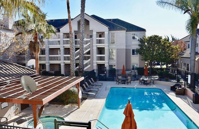 San Francisco Tour! 2 Spacious Units, Free Breakfast, Full Kitchen, Outdoor Pool