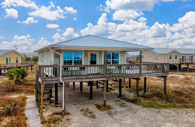 Sand Digs! Adorable Gulf Beachside, 2 Bedroom, 2 Bath, Pet Friendly!