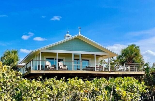 Sand Dollar Cottage: Cozy"Old-Florida" beachfront cottage with private dock!