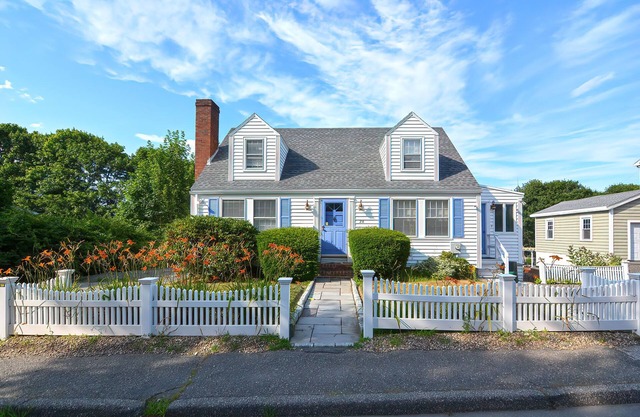 Sand Song: Just one block from Good Harbor Beach!
