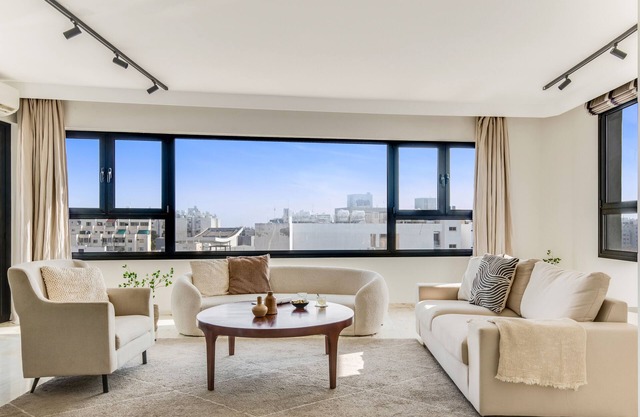 Sanders Coral Court Penthouse - Cute 3-Bedroom Apartment With Balcony
