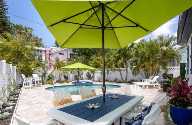 Sandpiper Cottage, private pool and seconds to the beach