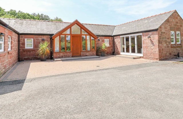 SANDSTONE COTTAGE, family friendly, with a garden in West Kirby