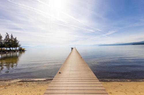 Sandy Cove on the North Shore -Lakeside Cottage with Pier Beach, and HOA Amenities