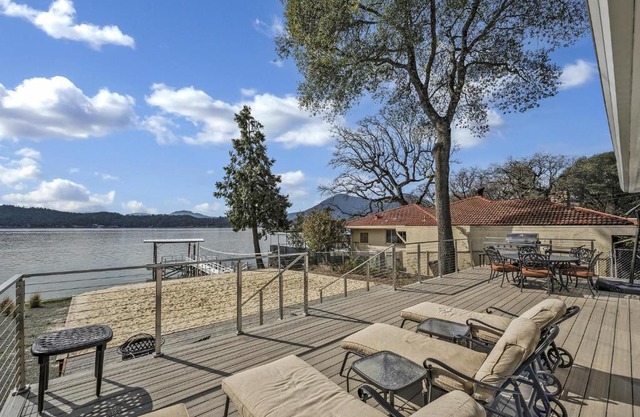 Sandy Feet Retreat - Lakefront Retreat With Sand Volleyball Court!