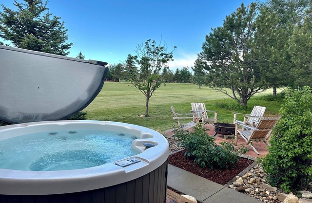 Sans Souci Cabin has great Views, Dog Friendly, Hot Tub & on the Golf Course.