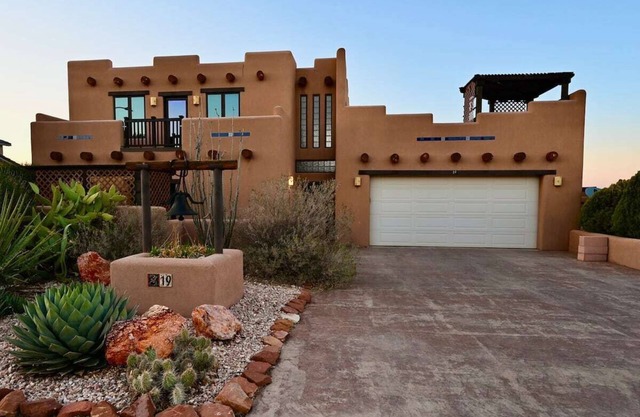 Santa Fe Style Custom Home - Hot Tub, Gorgeous View at Desert Edge!