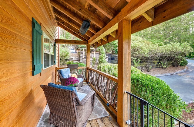 Sapphire Retreat Near Lakes, Trails & Waterfalls!