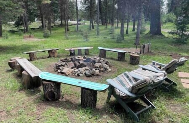 Sarah's Cabin Getaway- 1/2 mile to Tamarack