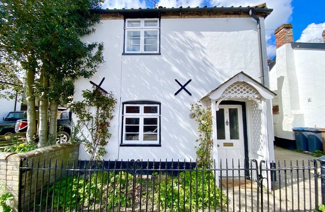 SATIS COTTAGE, WESTLETON, pet friendly, with open fire in Westleton