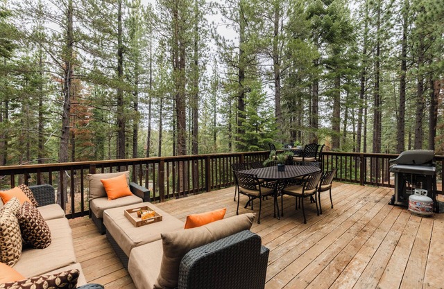 Sauna, Climbing Wall, EV Charger, Arcade, Pool Table, Spa – The Monarch