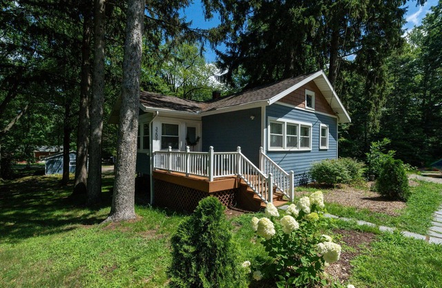 Sauna, hot tub, pet friendly, & 1/2 mile to lake