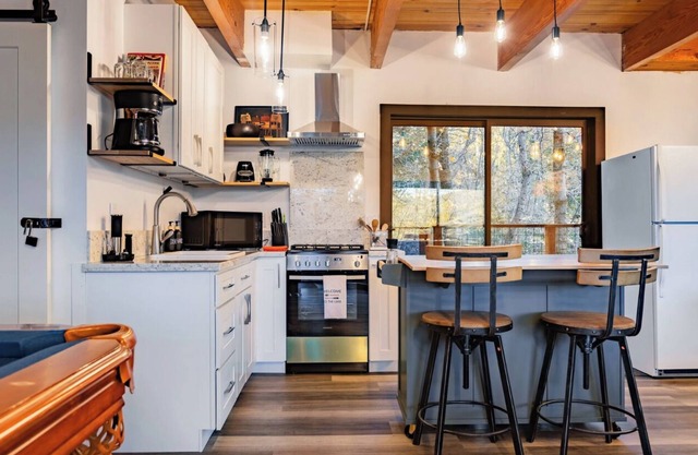 Sauna + Spa Hideaway Lodge Lakeview + Lake Access + Pool Table + Dog Friendly