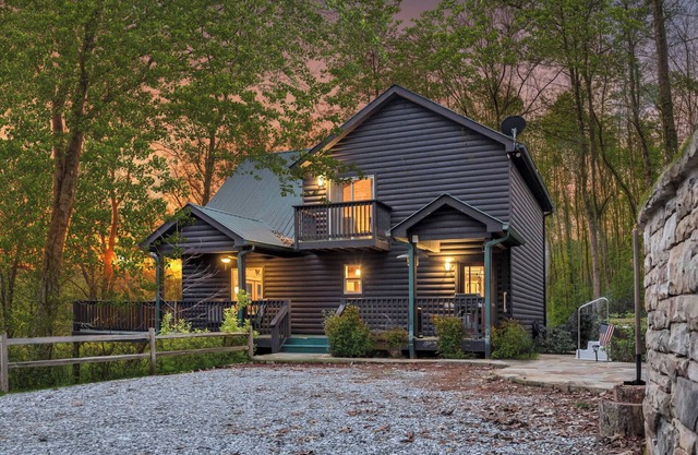 Sautee By Morning - Gorgeous Helen GA Cabin, Couples Retreat, Fiber Optic