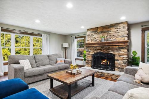 Sawyer Farmhouse -Spacious Retreat with 5 Bedrooms