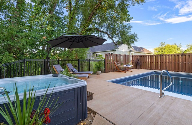 Sawyer Retreat with private pool and hot tub!