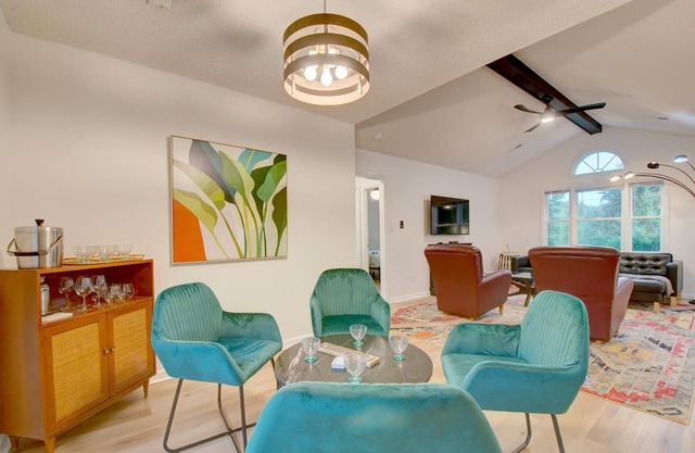 Scandi-Chic Retreat in Madison-Pets stay free!